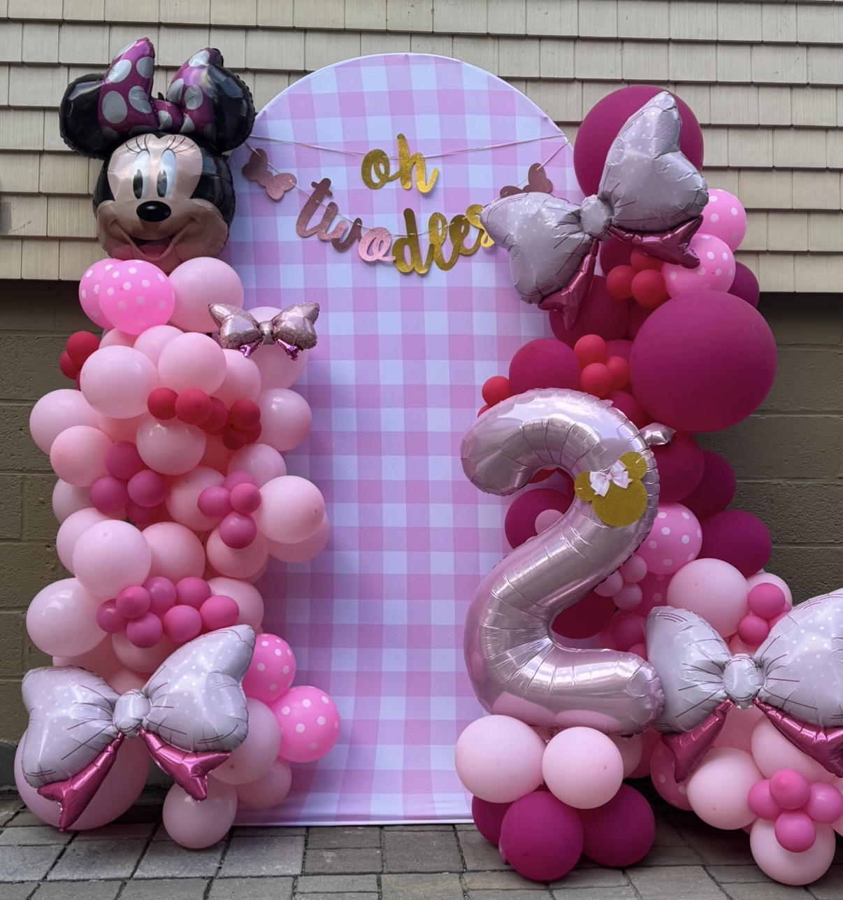 Pink minnie balloon arch